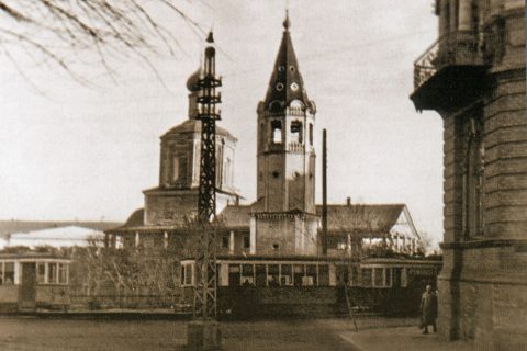 Фото 1943 г. Вид на Троицкий собор с пересечения улицы Челюскинцев (бывшая Часовенная улица) и Музейной площади